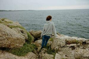 bella donna natura rocce costa paesaggio oceano stile di vita foto