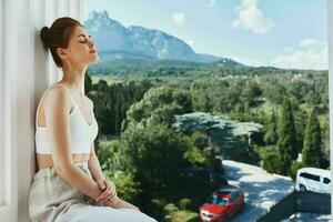 bellissimo donna Hotel terrazza ricreazione natura soleggiato giorno foto