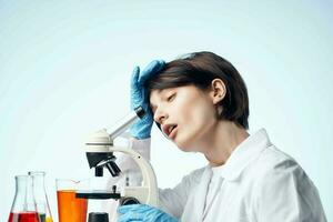 donna scienziato microscopio diagnostica microbiologia professionale foto