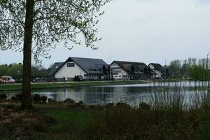 Basso angolo Visualizza di volontà lago parco con Locale e turista pubblico godendo il bellezza di lago e parco di a piedi in giro con loro famiglie. metraggio era catturato su 09-aprile-2023 a Milton keynes UK foto