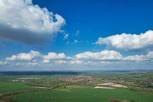 aereo Visualizza di Britannico campagna e parapendio mentre essi siamo volante alto nel il cielo. di droni telecamera filmato. foto