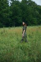 donna all'aperto alto erba fresco aria natura camminare foto