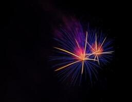 fuochi d'artificio lanciare a ortodosso Pasqua celebrazione nel Corfù, Grecia foto