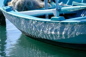 mare acqua riflessi su il lato di un' di legno pesca barca nel lefkada nel Grecia foto