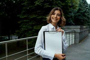 donna su il strada con documenti nel mani lavoro manager foto