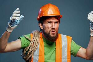 emotivo uomo nel opera uniforme sicurezza professionale blu sfondo foto