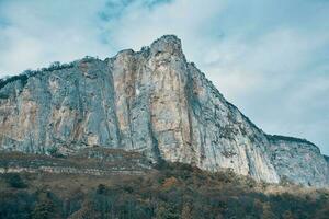 alto montagne paesaggio autunno erba cielo nuvole fresco aria foto