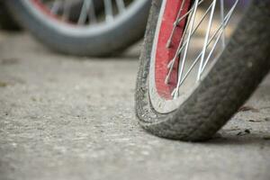 un vecchio bicicletta quale ha piatto pneumatici e parcheggiata di il urbano strada e aspettato per fix o per modificare il nuovo uno e per ricarica il aria dentro, morbido messa a fuoco. foto