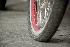 un vecchio bicicletta quale ha piatto pneumatici e parcheggiata di il urbano strada e aspettato per fix o per modificare il nuovo uno e per ricarica il aria dentro, morbido messa a fuoco. foto