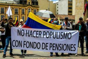 bogotà, Colombia, 2022. tranquillo, calmo protesta marce nel bogotà Colombia contro il governo di gustavo petrò. foto