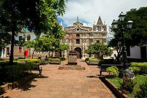 storico Santa Barbara Chiesa costruito nel 1726 a il bellissimo coloniale cittadina di Santa fe de antioquia nel Colombia foto