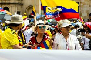 bogotà, Colombia, 2022. tranquillo, calmo protesta marce nel bogotà Colombia contro il governo di gustavo petrò. foto