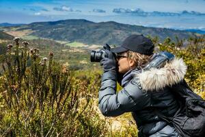 giovane donna esplorando il natura di un' bellissimo paramo a il Dipartimento di cundinamarca nel Colombia foto