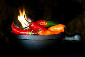 rosso caldo chili peperoni su nero sfondo foto