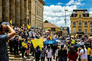 bogotà, Colombia, 2022. tranquillo, calmo protesta marce nel bogotà Colombia contro il governo di gustavo petrò. foto