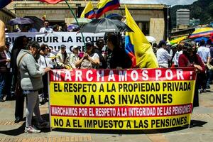 bogotà, Colombia, 2022. tranquillo, calmo protesta marce nel bogotà Colombia contro il governo di gustavo petrò. foto