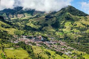 panoramico Visualizza di il storico cittadina di titiribi collocato nel il regione di antioquia nel Colombia foto