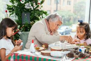 nonna insegnamento sua nipoti Come per rendere Natale Natività mestieri - vero famiglia foto