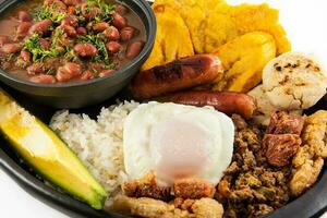 tradizionale colombiano piatto chiamato banda paisa un' piatto tipico di medellin quello include carne, fagioli, uovo e piantaggine foto