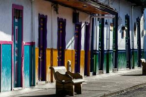 il bellissimo calle vero e facciate di il case di il piccolo cittadina di salento collocato a il regione di quindio nel Colombia foto