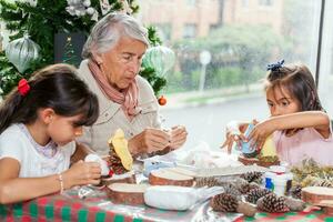 nonna insegnamento sua nipoti Come per rendere Natale Natività mestieri - vero famiglia foto