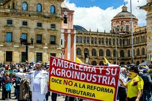 bogotà, Colombia, 2022. tranquillo, calmo protesta marce nel bogotà Colombia contro il governo di gustavo petrò. foto