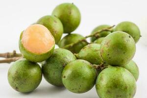 delizioso esotico tropicale frutta chiamato melicocco bijugatus foto