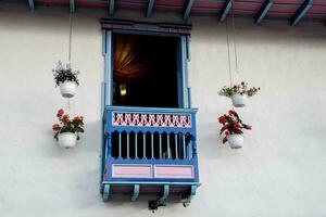 bellissimo balcone a il tradizionale colorato strade di il bellissimo coloniale cittadina di salento nel il regione di quindio nel Colombia foto