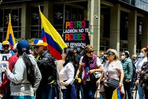 bogotà, Colombia, 2022. tranquillo, calmo protesta marce nel bogotà Colombia contro il governo di gustavo petrò. foto