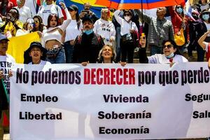 bogotà, Colombia, 2022. tranquillo, calmo protesta marce nel bogotà Colombia contro il governo di gustavo petrò. foto