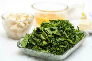 ingredienti per rendere il Riempimento di un' spinaci e tonno quiche lorraine foto