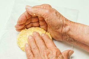 tradizionale colombiano arepa de choclo preparazione. appiattire il Impasto palle per modulo il arepa tipico forma foto