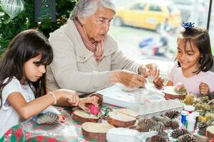 nonna insegnamento sua nipoti Come per rendere Natale Natività mestieri - vero famiglia foto