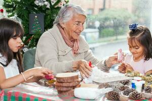 nonna insegnamento sua nipoti Come per rendere Natale Natività mestieri - vero famiglia foto