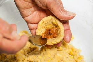 preparazione di piantaggine crocchette ripieno con Maiale crepitii foto