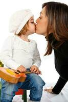 bellissimo poco bionda ragazza e sua mamma giocando con un' giocattolo chitarra foto