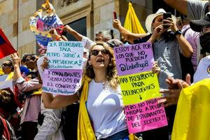 bogotà, Colombia, 2022. tranquillo, calmo protesta marce nel bogotà Colombia contro il governo di gustavo petrò. foto