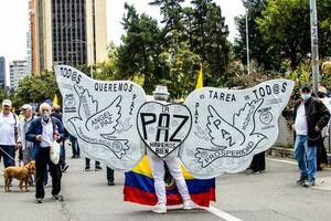 bogotà, Colombia, 2022. tranquillo, calmo protesta marce nel bogotà Colombia contro il governo di gustavo petrò. foto