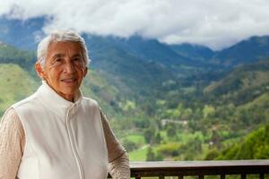 anziano donna a il bellissimo Visualizza punto al di sopra di il cocco valle nel salentino, collocato su il regione di quindio nel Colombia foto