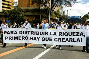 bogotà, Colombia, 2022. tranquillo, calmo protesta marce nel bogotà Colombia contro il governo di gustavo petrò. foto