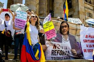 bogotà, Colombia, 2022. tranquillo, calmo protesta marce nel bogotà Colombia contro il governo di gustavo petrò. foto