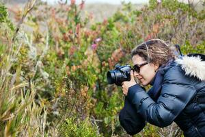 giovane donna esplorando il natura di un' bellissimo paramo a il Dipartimento di cundinamarca nel Colombia foto