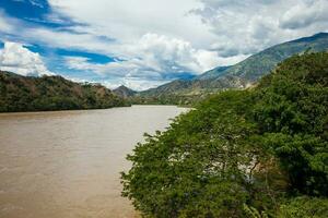 Visualizza di il cauca fiume a partire dal il storico ponte di il ovest un' un' sospensione ponte dichiarato colombiano nazionale monumento costruito nel 1887 foto