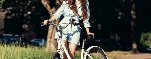 donna in posa con bicicletta foto