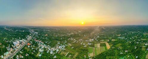 360 panorama di d'oro ora bellezza sereno tien giang Provincia campi, tranquillo fiume, e pittoresco paesaggio urbano a tramonto nel Vietnam foto