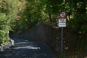 limite 30 cartello a un' stretto strada foto