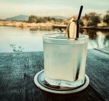 ghiacciato limonata, limonata bibita, o cocktail, rinfrescante piace nel caldo meteo, A benvenuto bevanda su un' bene giorno, A freddo bevanda volontà rendere noi sentire rilassato e rinfrescante, fatto per bevanda o rinfresco attività commerciale foto