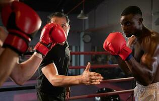 il boxe arbitro segnalato il combattimento di chopping mani fra il Due pugili quello è un' combattimento inizio, muay tailandese, tailandese marziale arti. foto