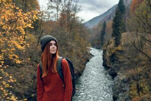 donna escursionista viaggi montagne fiumi fresco aria natura foto