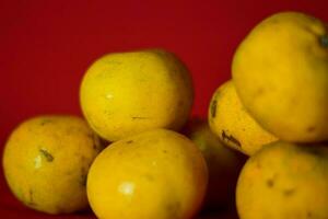 fresco arancia frutta nel il rosso sfondo foto